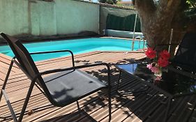 Chambre climatisée avec sdb privée dans une villa avec piscine privée