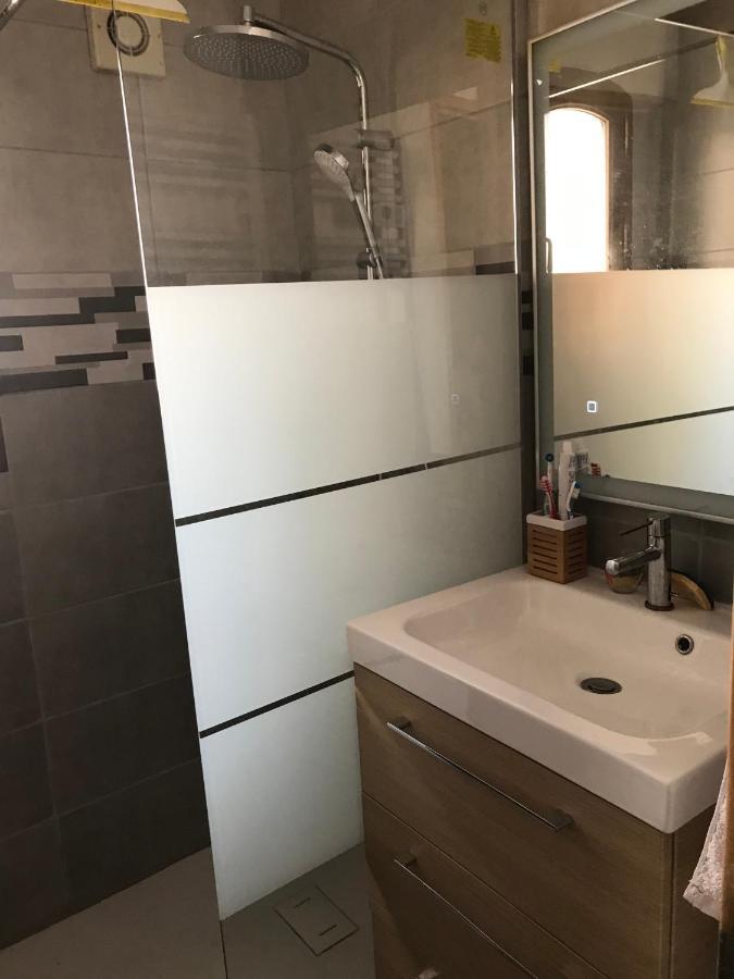 Chambre climatisée avec sdb privée dans une villa avec piscine privée Marsiglia Esterno foto